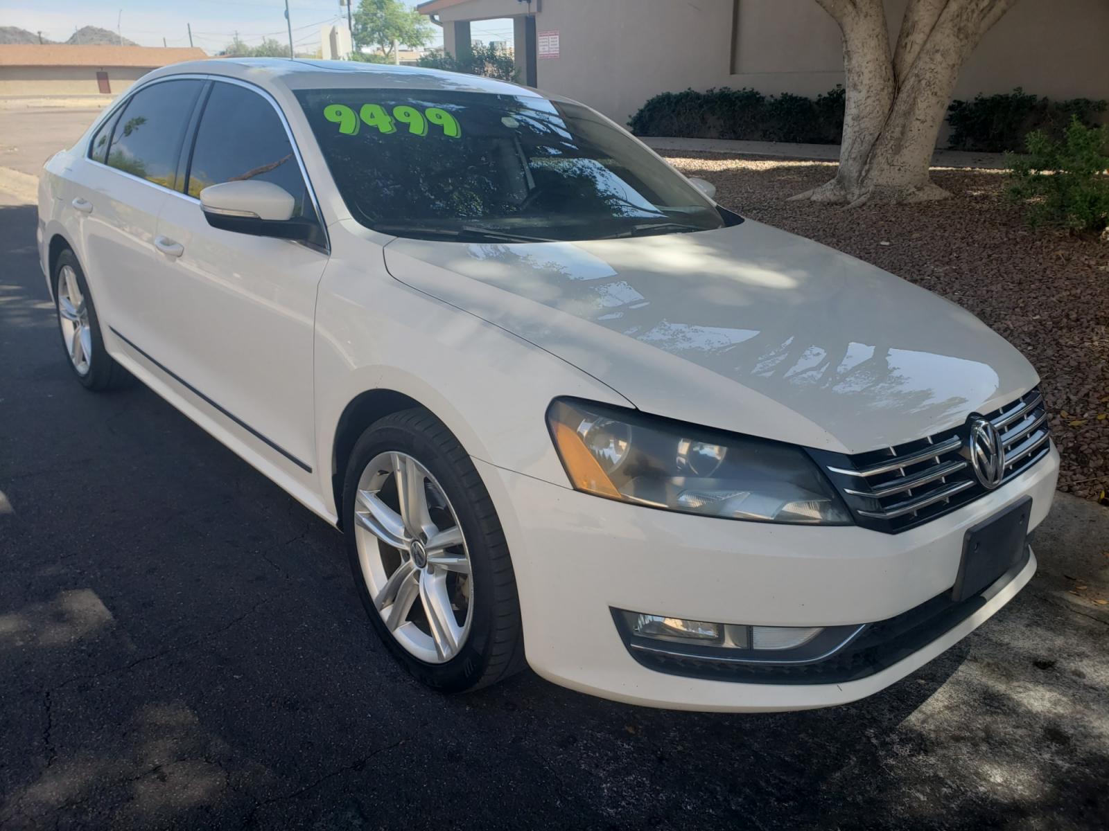 2013 WHITE /gray and black Volkswagen Passat tdi highline (1VWCN7A31DC) with an 2.0L L4 DOHC 16V engine, 6-Speed Automatic transmission, located at 323 E Dunlap Ave., Phoenix, AZ, 85020, (602) 331-9000, 33.567677, -112.069000 - 2013 Volkswagen Passat TDI SEL Premium,...... EXCELLENT condition, A Real Must See!!.... No accidents, Ice cold ac front and rear, Stereo/CD Player, Satellite compatible, Bluetooth, Phone sync, Backup camera, Navigation, Clean Black and Gray interior with Black Leather seats in near perfect conditio - Photo #2